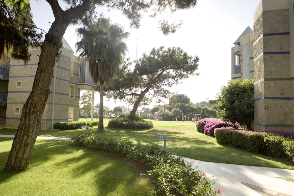ROBINSON PAMFILYA - All Inclusive — Hotel building in Side