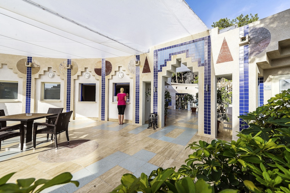 ROBINSON PAMFILYA - All Inclusive — Hotel building in Side