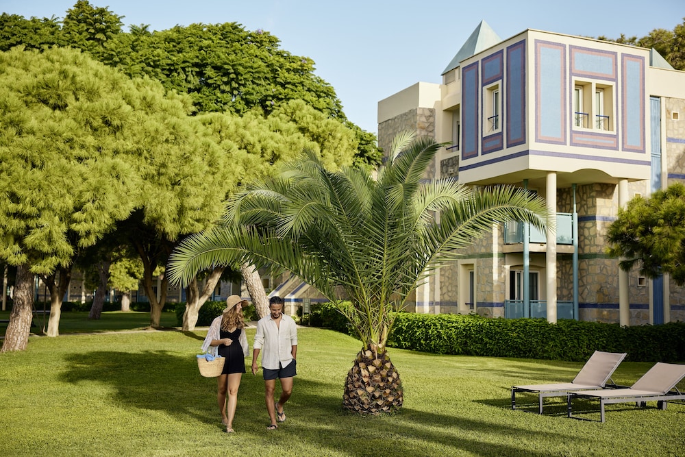 ROBINSON PAMFILYA - All Inclusive — Hotel building in Side