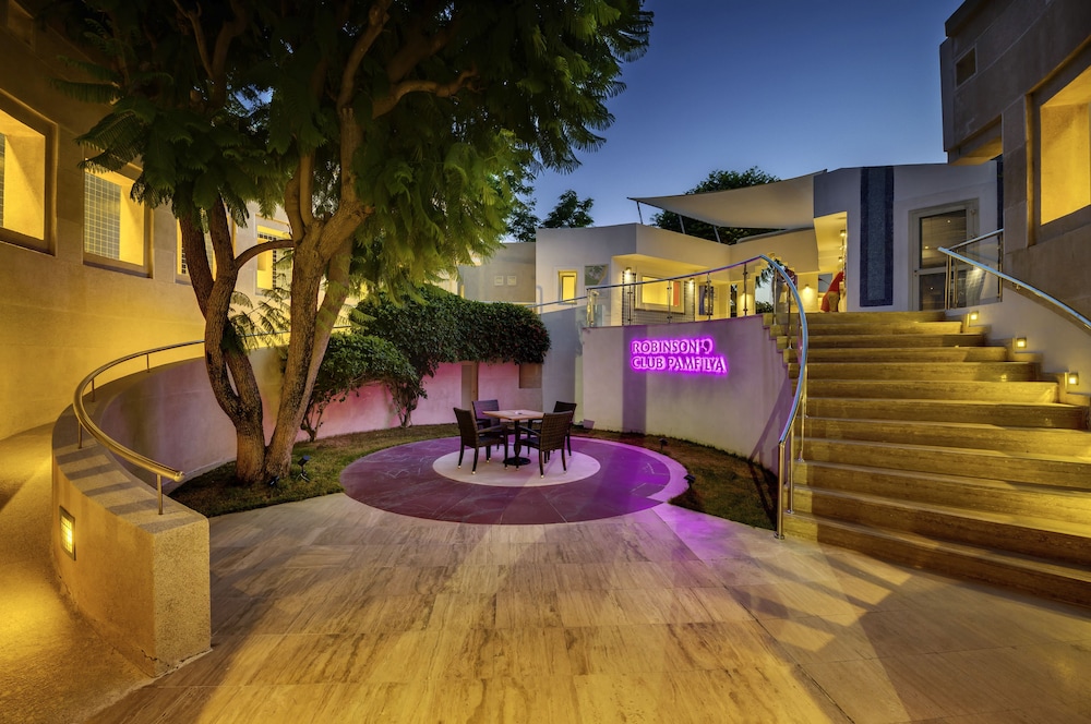 ROBINSON PAMFILYA - All Inclusive — Hotel building in Side