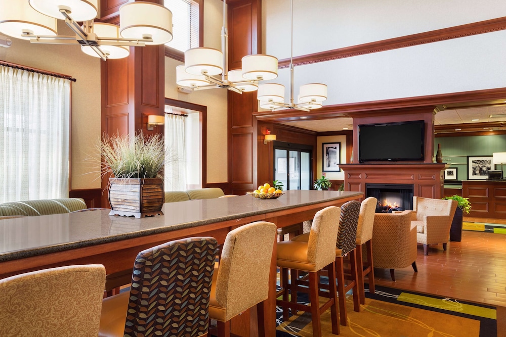 Hampton Inn & Suites Detroit/Chesterfield Township — Restaurant & bars in Chesterfield, Michigan