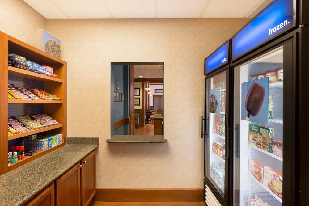 Hampton Inn & Suites Detroit/Chesterfield Township — Restaurant & bars in Chesterfield, Michigan
