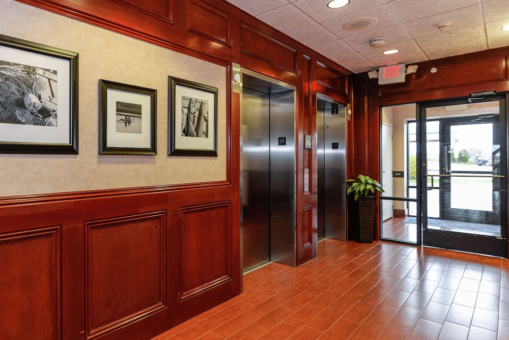 Hampton Inn & Suites Detroit/Chesterfield Township — Hotel building in Chesterfield, Michigan