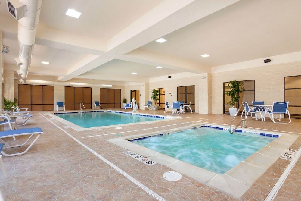 Hampton Inn & Suites Detroit/Chesterfield Township — Swimming pool in Chesterfield, Michigan