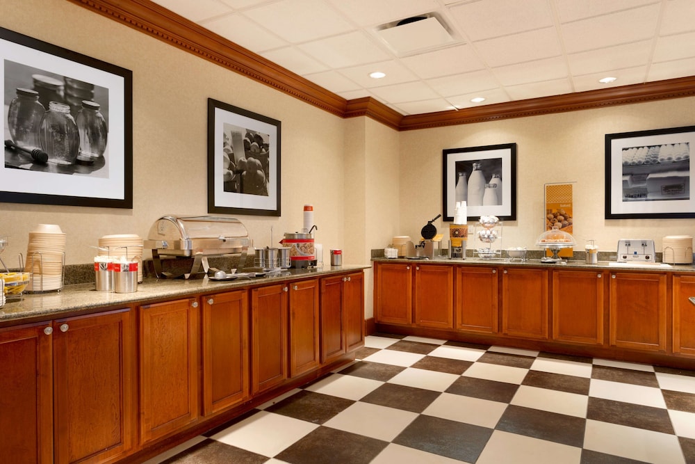 Hampton Inn & Suites Detroit/Chesterfield Township — Restaurant & bars in Chesterfield, Michigan
