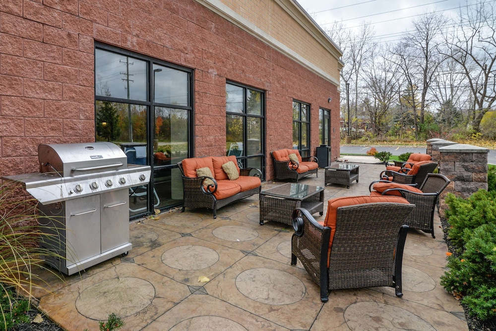 Hampton Inn & Suites Detroit/Chesterfield Township — Hotel building in Chesterfield, Michigan