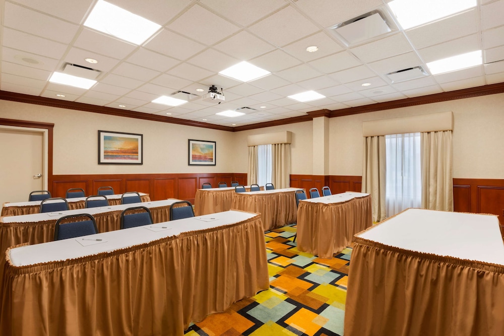 Hampton Inn & Suites Detroit/Chesterfield Township — Hotel building in Chesterfield, Michigan