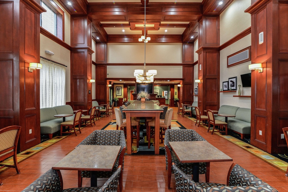 Hampton Inn & Suites Detroit/Chesterfield Township — Restaurant & bars in Chesterfield, Michigan