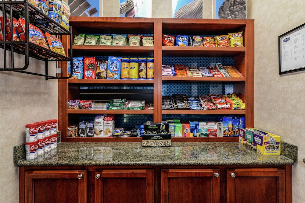 Hampton Inn & Suites Detroit/Chesterfield Township — Restaurant & bars in Chesterfield, Michigan
