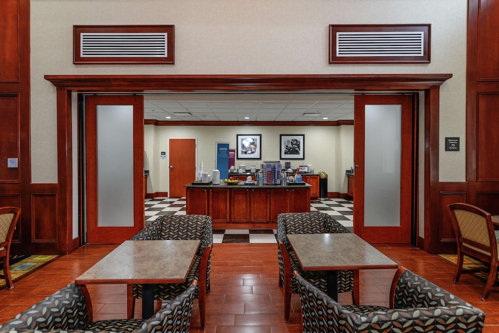 Hampton Inn & Suites Detroit/Chesterfield Township — Restaurant & bars in Chesterfield, Michigan