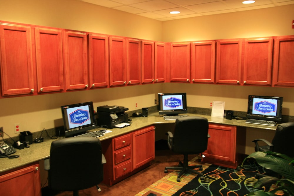 Hampton Inn & Suites Detroit/Chesterfield Township — Hotel building in Chesterfield, Michigan