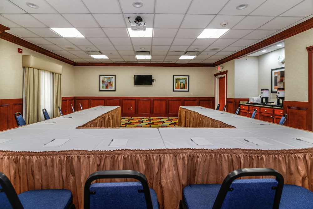 Hampton Inn & Suites Detroit/Chesterfield Township — Hotel building in Chesterfield, Michigan
