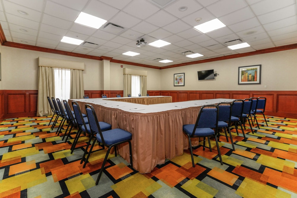 Hampton Inn & Suites Detroit/Chesterfield Township — Hotel building in Chesterfield, Michigan