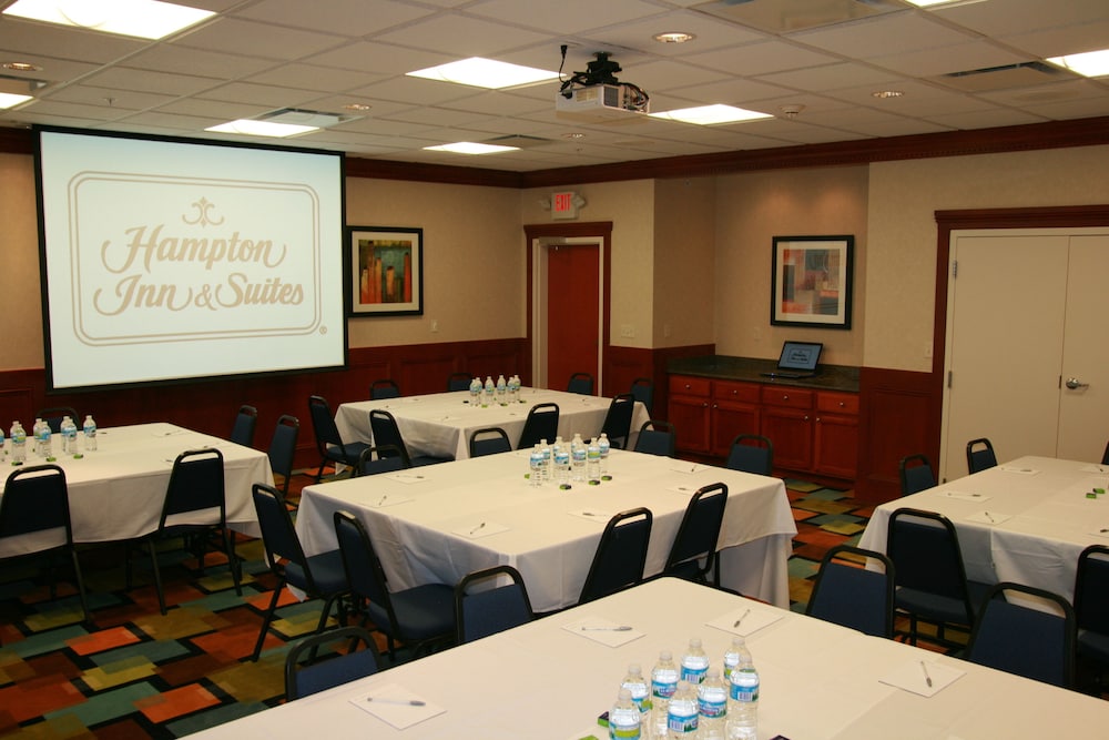 Hampton Inn & Suites Detroit/Chesterfield Township — Hotel building in Chesterfield, Michigan