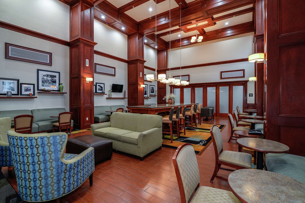 Hampton Inn & Suites Detroit/Chesterfield Township — Restaurant & bars in Chesterfield, Michigan