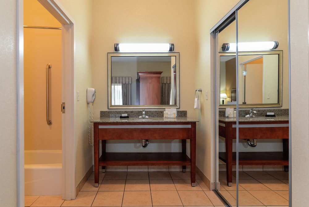 Hampton Inn & Suites Detroit/Chesterfield Township — Hotel rooms in Chesterfield, Michigan