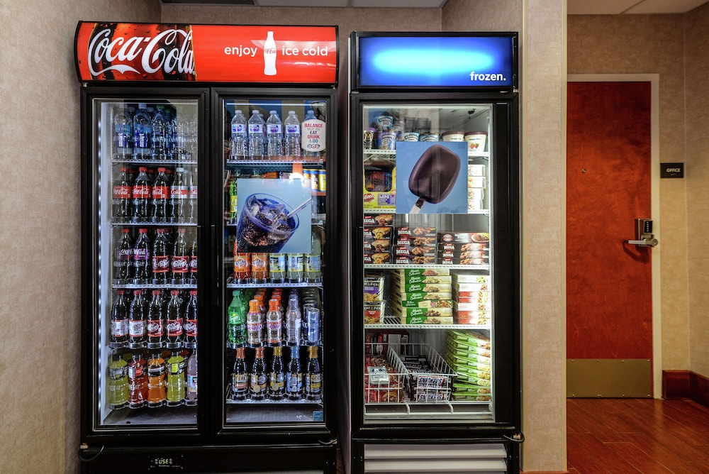 Hampton Inn & Suites Detroit/Chesterfield Township — Restaurant & bars in Chesterfield, Michigan