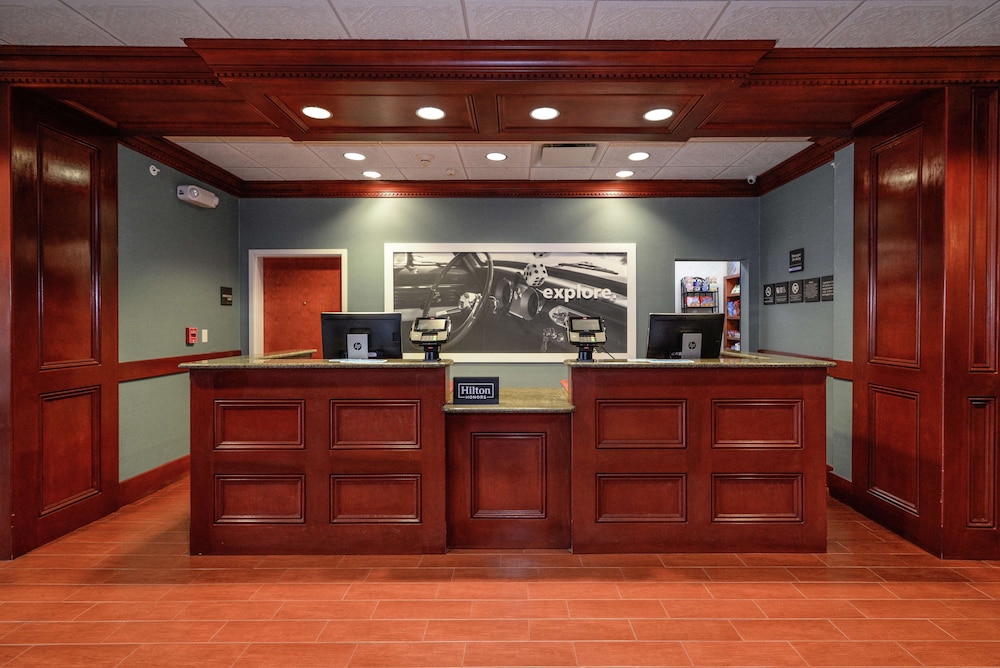 Hampton Inn & Suites Detroit/Chesterfield Township — Hotel building in Chesterfield, Michigan