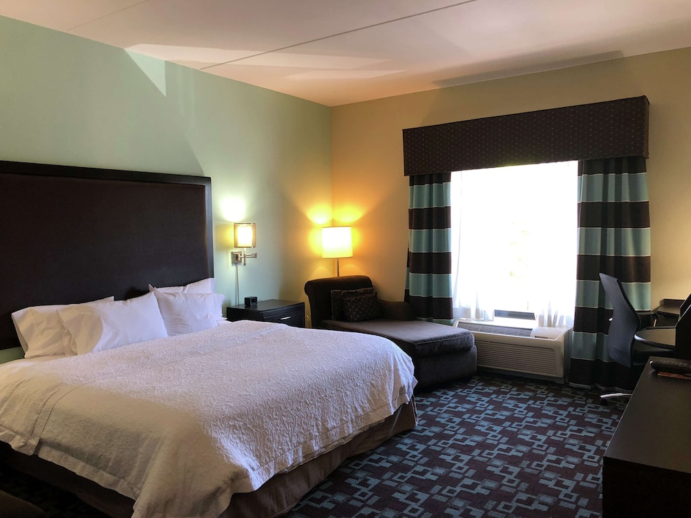 Hampton Inn & Suites Nashville @ Opryland — Hotel rooms in Nashville, Tennessee