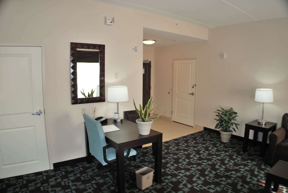 Hampton Inn & Suites Nashville @ Opryland — Hotel rooms in Nashville, Tennessee