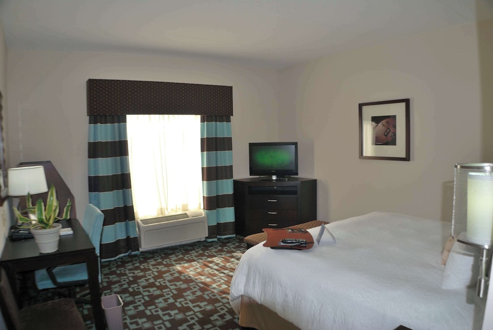 Hampton Inn & Suites Nashville @ Opryland — Hotel rooms in Nashville, Tennessee