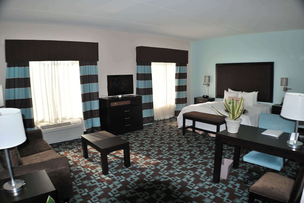 Hampton Inn & Suites Nashville @ Opryland — Hotel rooms in Nashville, Tennessee