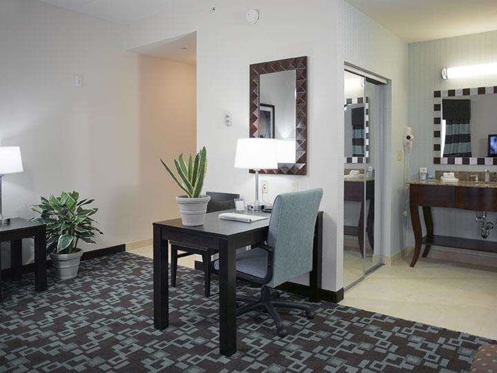 Hampton Inn & Suites Nashville @ Opryland — Hotel rooms in Nashville, Tennessee
