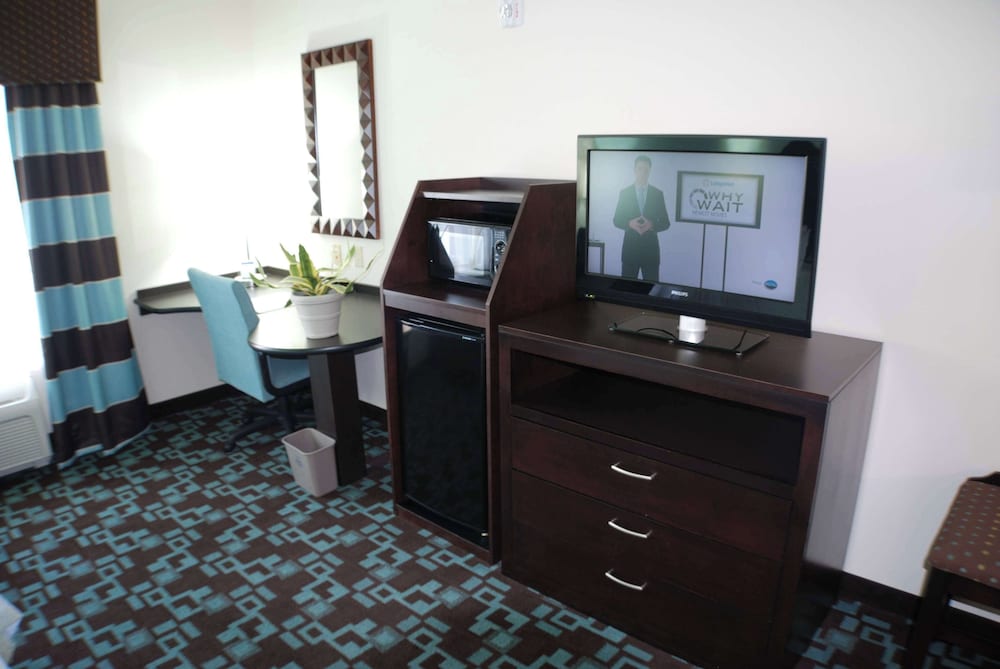 Hampton Inn & Suites Nashville @ Opryland — Hotel rooms in Nashville, Tennessee