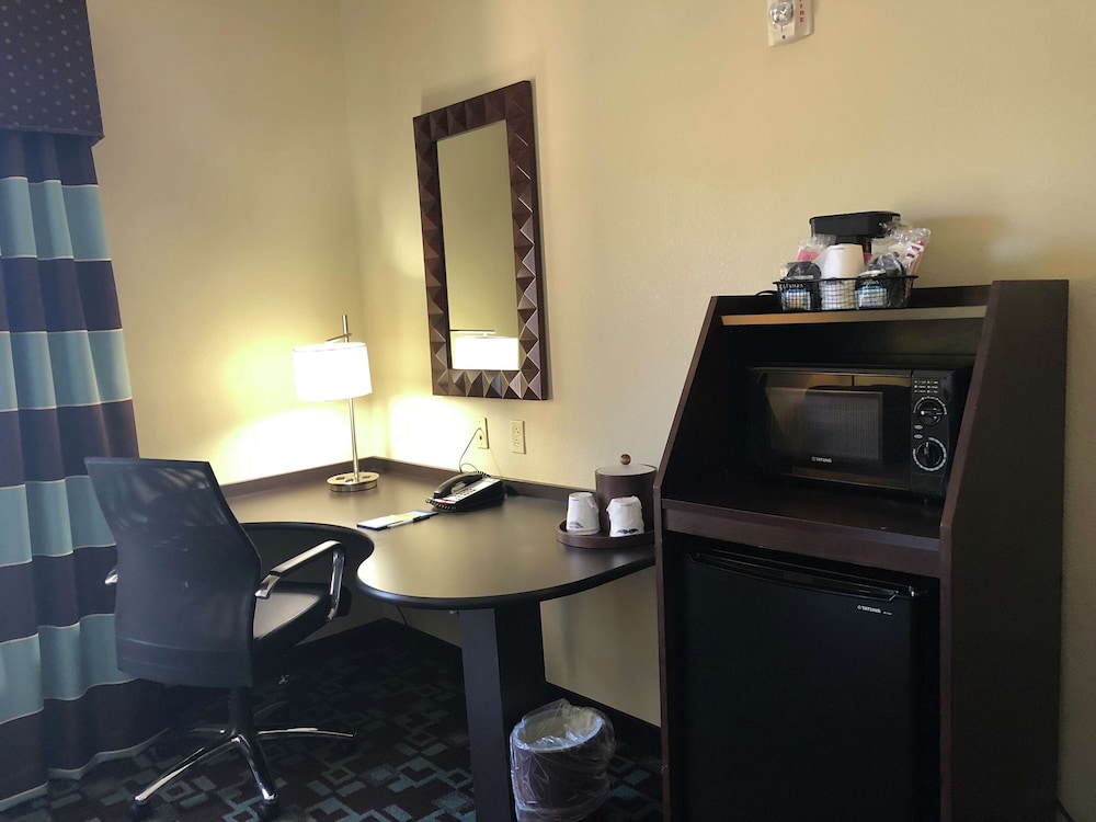 Hampton Inn & Suites Nashville @ Opryland — Hotel rooms in Nashville, Tennessee