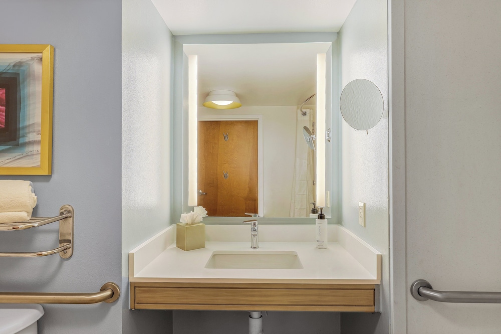 Crowne Plaza Ft. Myers Gulf Coast by IHG — Hotel rooms in Fort Myers, Florida