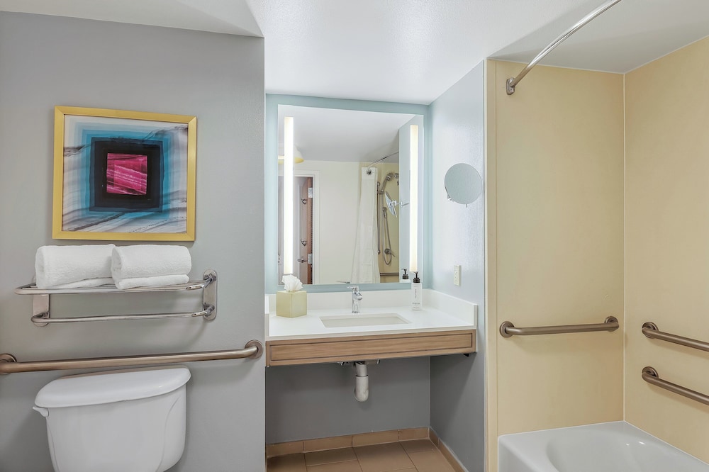 Crowne Plaza Ft. Myers Gulf Coast by IHG — Hotel rooms in Fort Myers, Florida
