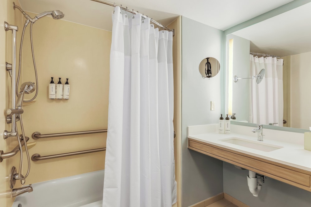 Crowne Plaza Ft. Myers Gulf Coast by IHG — Hotel rooms in Fort Myers, Florida