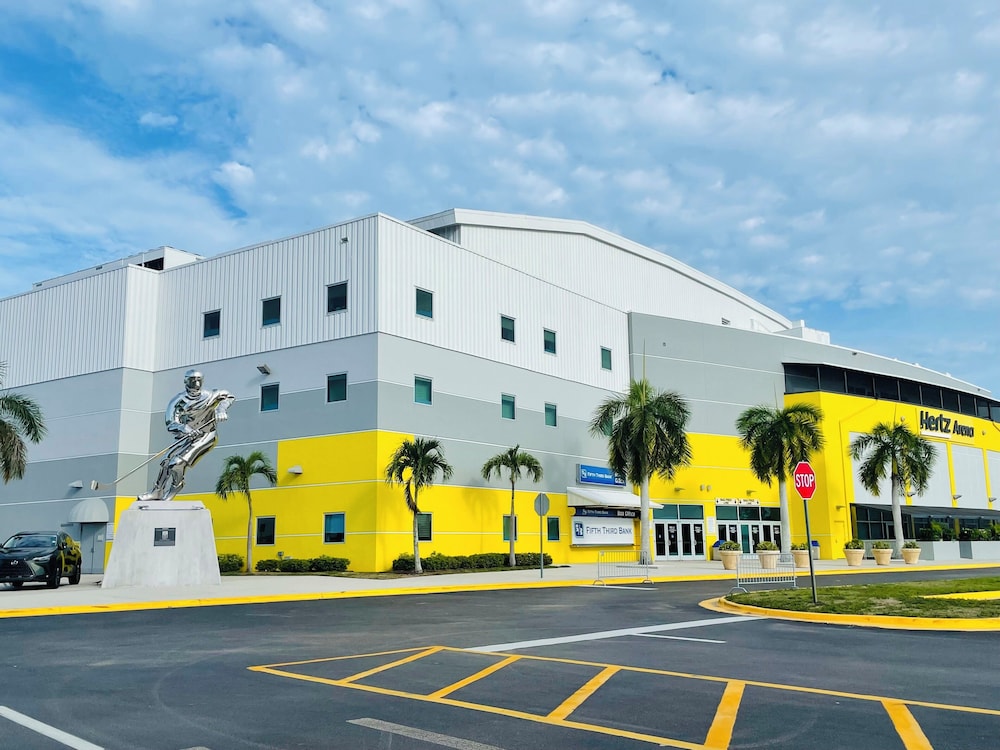Crowne Plaza Ft. Myers Gulf Coast by IHG — Hotel building in Fort Myers, Florida