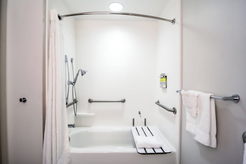 Holiday Inn Express & Suites Tampa USF Busch Gardens by IHG — Hotel rooms in Tampa, Florida