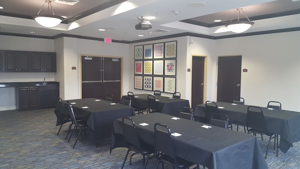 Holiday Inn Express & Suites Tampa USF Busch Gardens by IHG — Hotel building in Tampa, Florida