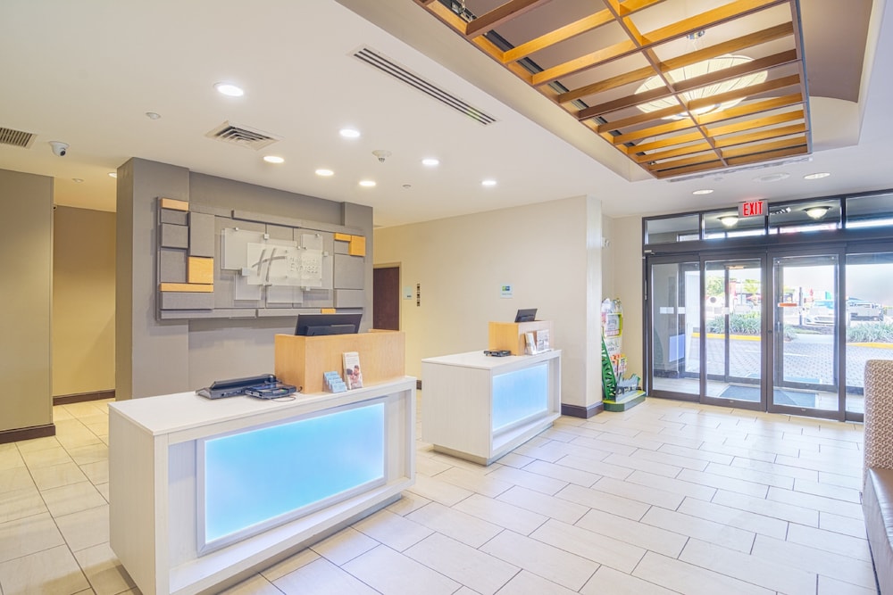 Holiday Inn Express & Suites Tampa USF Busch Gardens by IHG — Hotel building in Tampa, Florida
