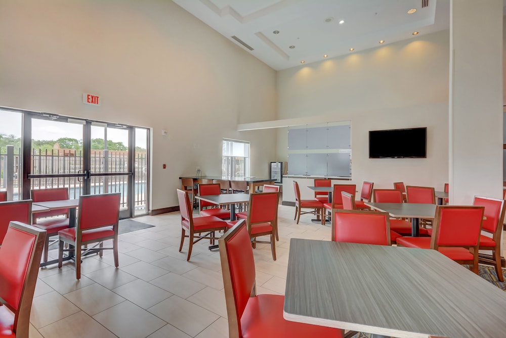 Holiday Inn Express & Suites Tampa USF Busch Gardens by IHG — Restaurant & bars in Tampa, Florida