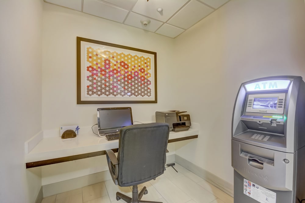 Holiday Inn Express & Suites Tampa USF Busch Gardens by IHG — Hotel building in Tampa, Florida