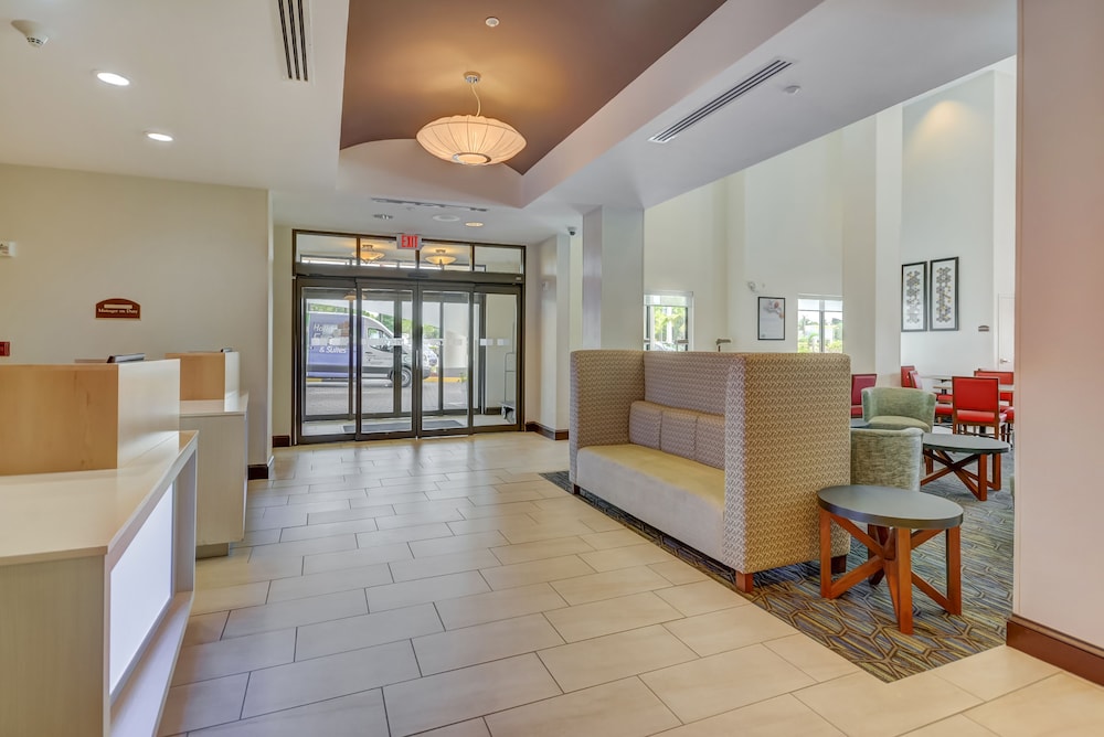 Holiday Inn Express & Suites Tampa USF Busch Gardens by IHG — Hotel building in Tampa, Florida