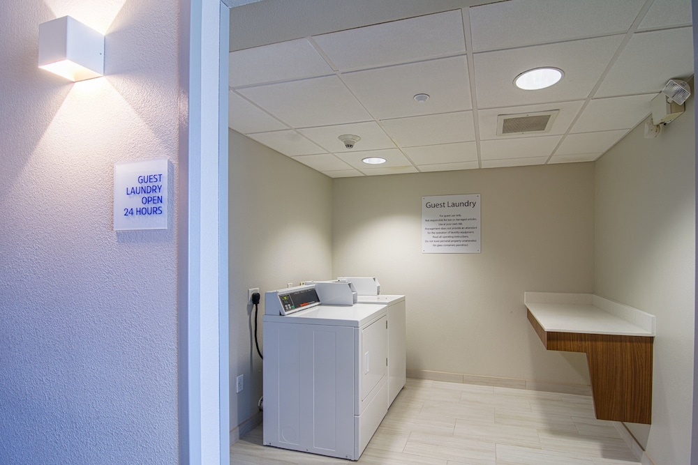 Holiday Inn Express & Suites Tampa USF Busch Gardens by IHG — Hotel building in Tampa, Florida