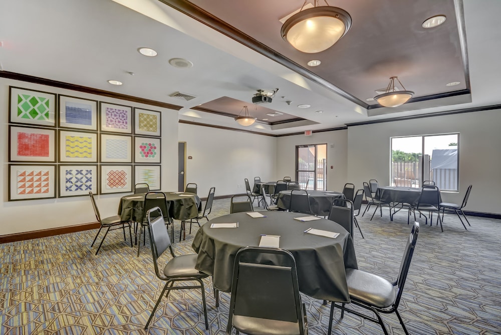 Holiday Inn Express & Suites Tampa USF Busch Gardens by IHG — Hotel building in Tampa, Florida