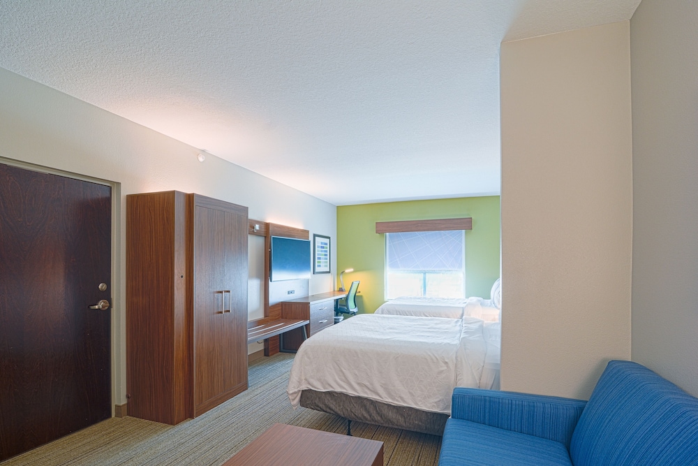 Holiday Inn Express & Suites Tampa USF Busch Gardens by IHG — Hotel rooms in Tampa, Florida