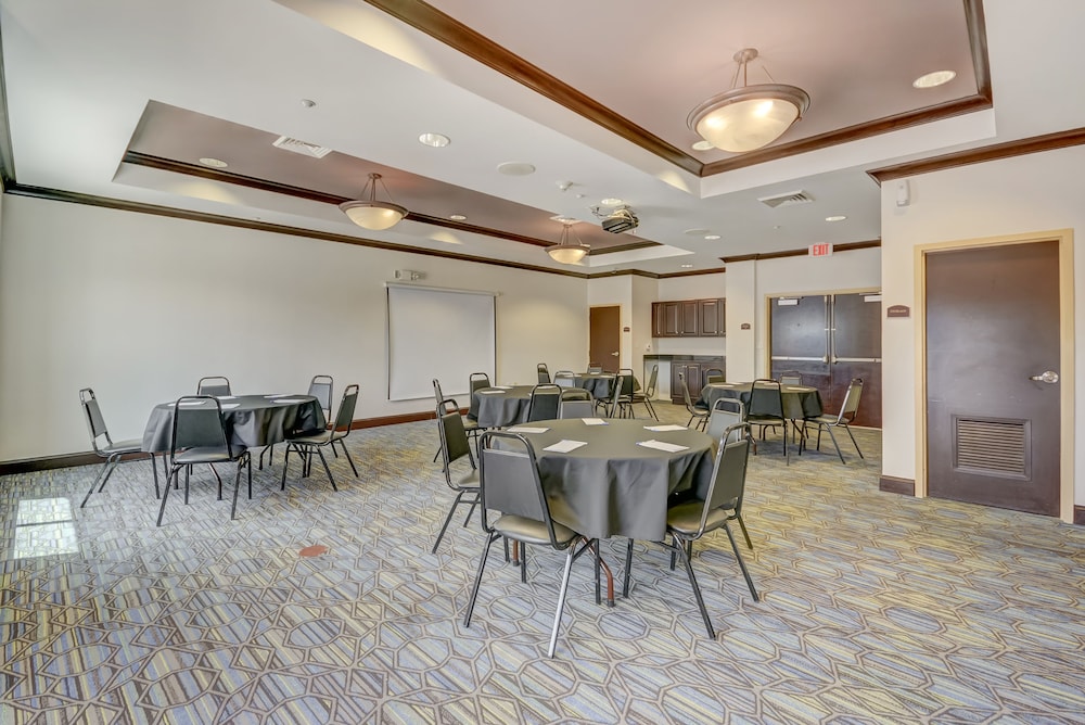 Holiday Inn Express & Suites Tampa USF Busch Gardens by IHG — Hotel rooms in Tampa, Florida