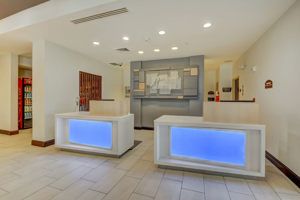 Holiday Inn Express & Suites Tampa USF Busch Gardens by IHG — Hotel building in Tampa, Florida