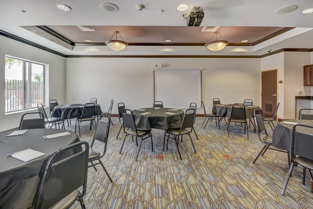 Holiday Inn Express & Suites Tampa USF Busch Gardens by IHG — Hotel building in Tampa, Florida
