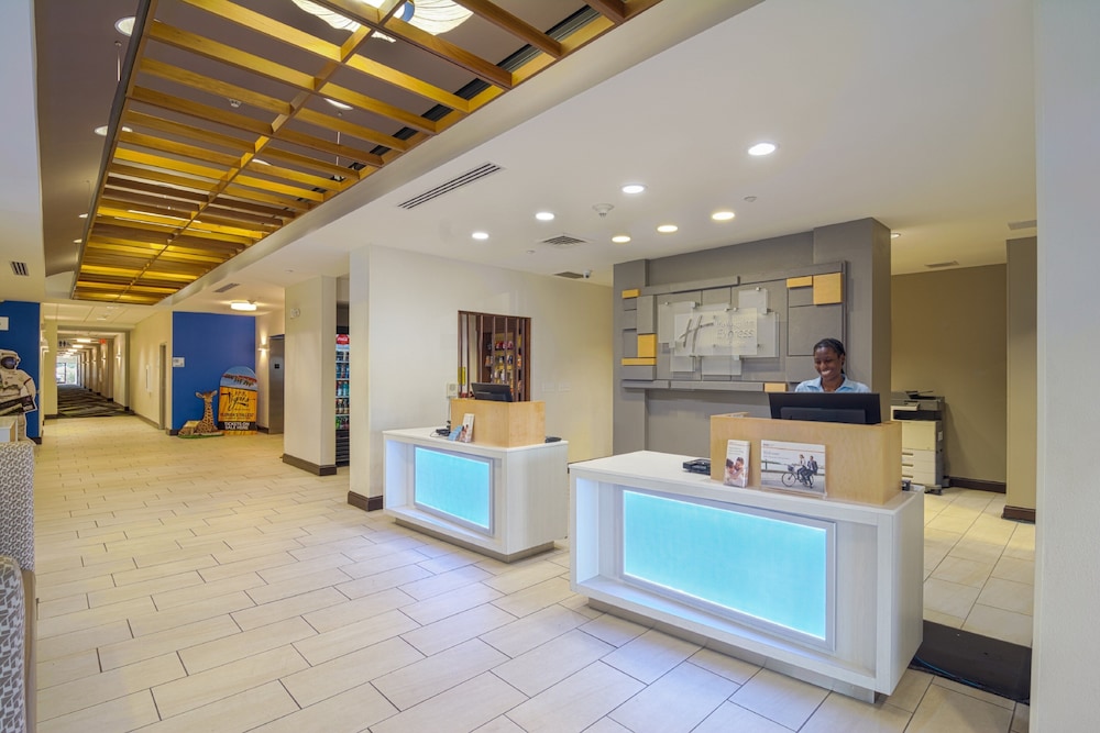 Holiday Inn Express & Suites Tampa USF Busch Gardens by IHG — Hotel building in Tampa, Florida
