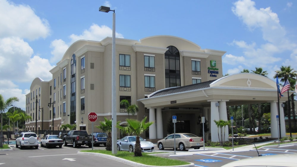 Holiday Inn Express & Suites Tampa USF Busch Gardens by IHG — Hotel building in Tampa, Florida