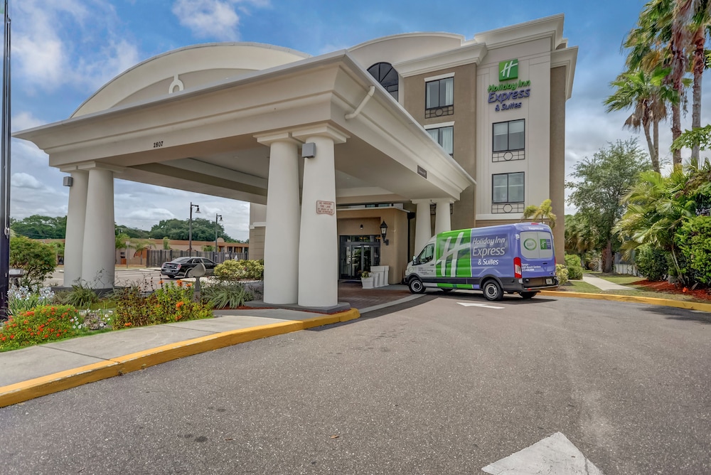 Holiday Inn Express & Suites Tampa USF Busch Gardens by IHG — Hotel building in Tampa, Florida