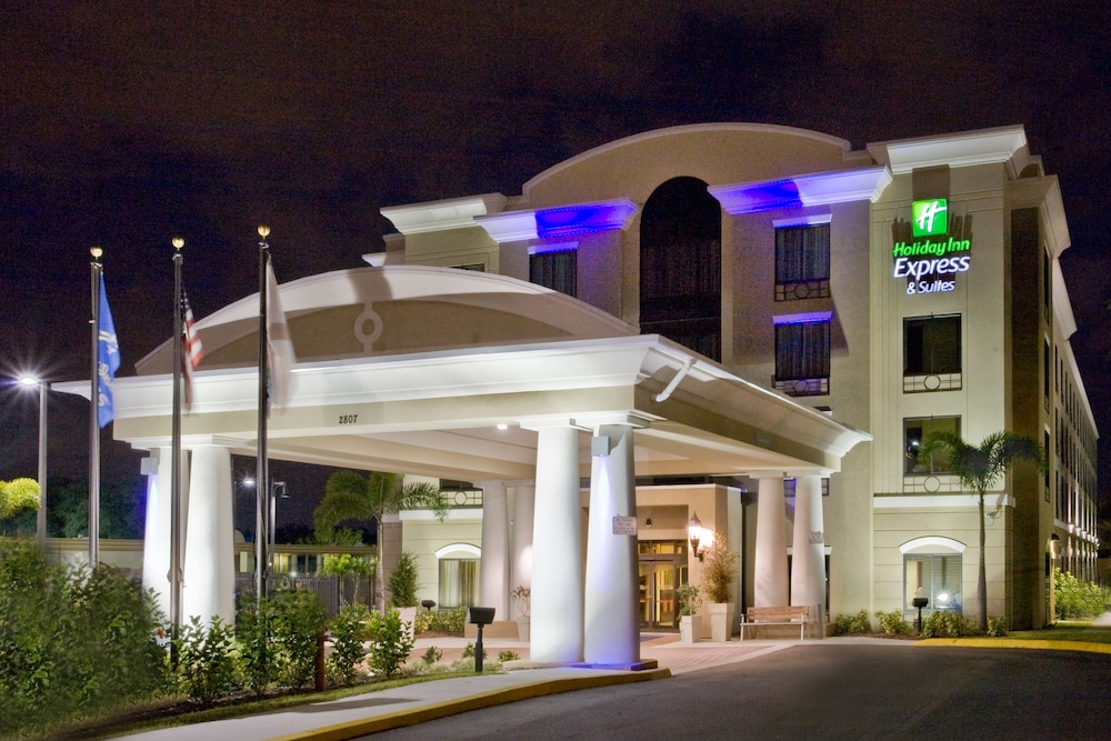 Holiday Inn Express & Suites Tampa USF Busch Gardens by IHG — Hotel building in Tampa, Florida
