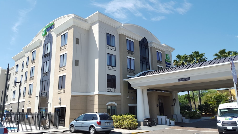 Holiday Inn Express & Suites Tampa USF Busch Gardens by IHG — Hotel building in Tampa, Florida